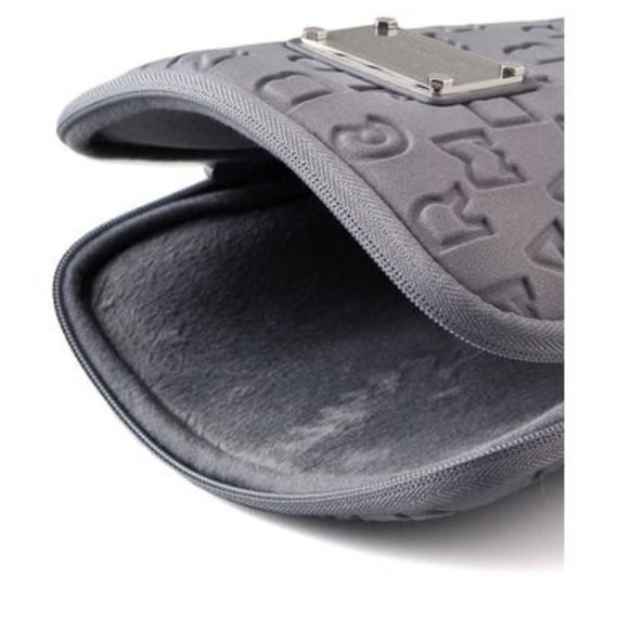 Marc Jacobs Tablet electronics Case bag in soft gray Dreamy Neoprene logo NWT - Picture 3 of 12